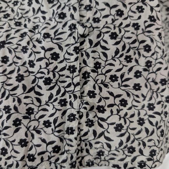 Old Navy Black & White Floral Smocked Back Top in Size XL - Picture 7 of 10
